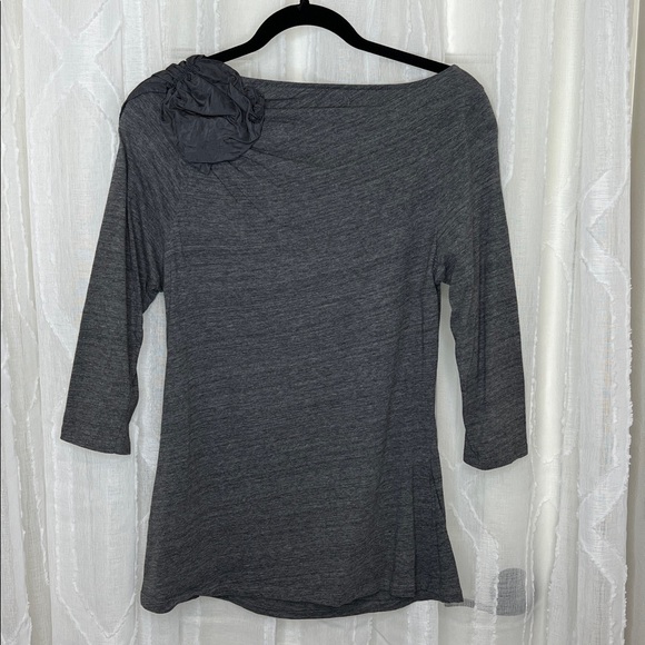 Deletta Anthropologie Ruffle Shoulder Boho Top | Gray | Size Large - Picture 4 of 4